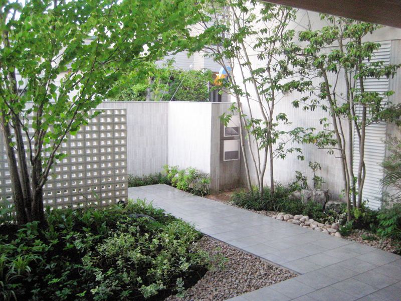 緑の小路と芝の庭 [株式会社名阪造園]